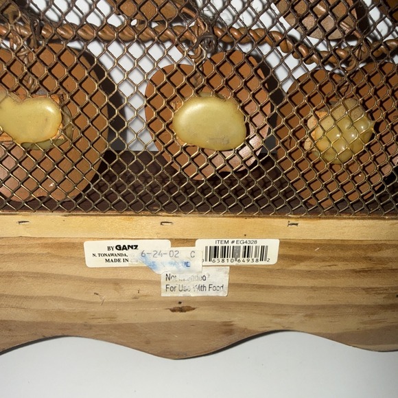 Vintage Ganz Distressed Wood Red Metal Apple Shelf w 3 Hanging Pegs Wire Mesh - Picture 11 of 14